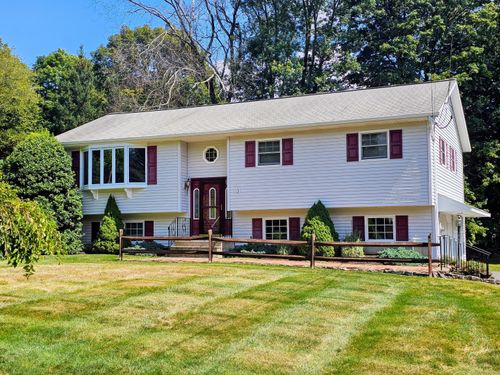 3 Robinhood Rd, Danbury, CT, 06811-2818 | Card Image