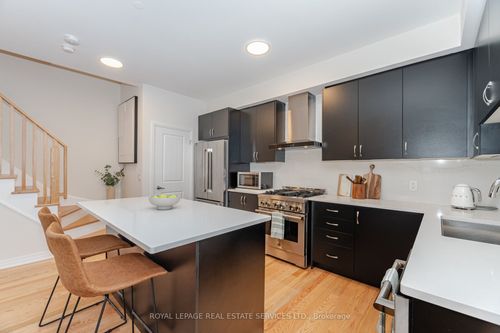 2-40 Baynes Way, Bradford, ON, L3Z4M4 | Card Image