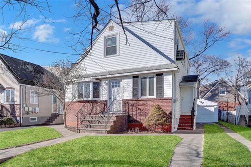 140 Arlington Ave, Valley Stream, NY, 11580-3043 | Card Image