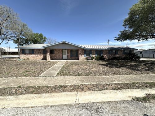 208 W Benton Ave, Devine, TX, 78016-2906 | Card Image