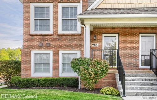 700 Eagle Dr, Fenton, MI, 48430-4166 | Card Image