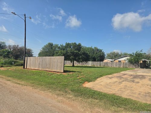1438 N Huajillo St, Pearsall, TX, 78061-2606 | Card Image