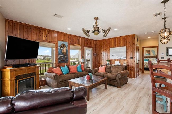 2757 Gulfview Ln, House other with 3 bedrooms, 3 bathrooms and 1 parking in Crystal Beach TX | Image 15