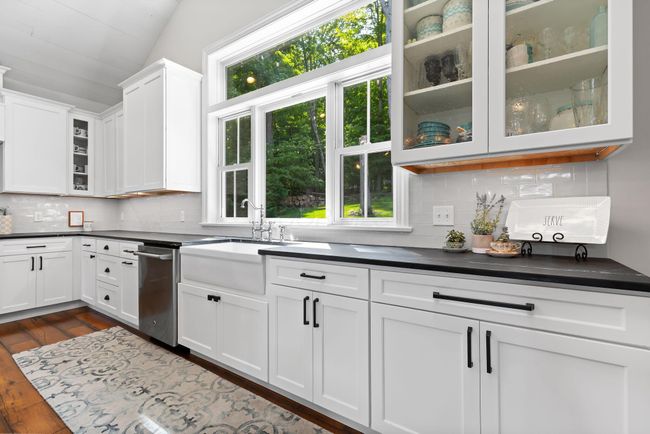 Amazing window above the sink. | Image 25