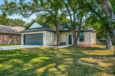 319 E Pine Street, House other with 3 bedrooms, 2 bathrooms and null parking in Alvord TX | Image 1