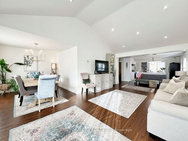 70 Douglas Rd, House other with 2 bedrooms, 2 bathrooms and 8 parking in Richmond Hill ON | Image 14