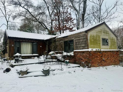 8092 Halfway Dr, Brighton, MI, 48116-5168 | Card Image