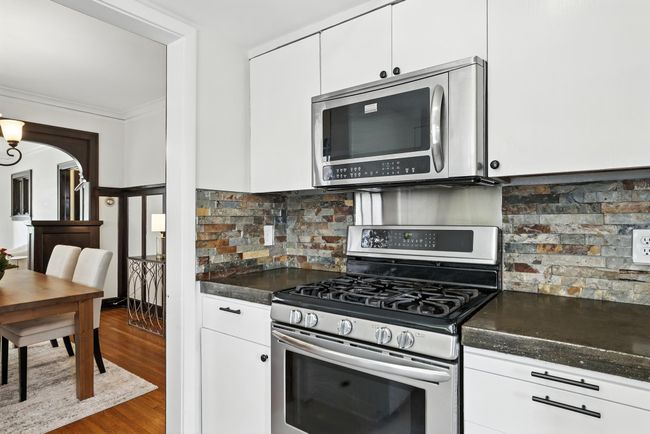 Gas stone with nice backsplash | Image 13