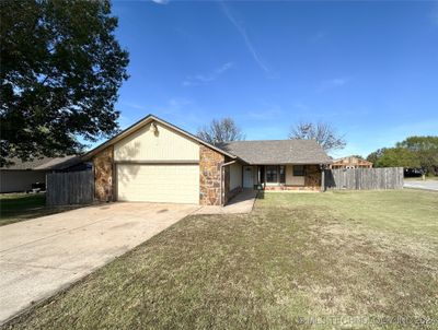 12019 E 28th Street, House other with 3 bedrooms, 2 bathrooms and null parking in Tulsa OK | Image 3