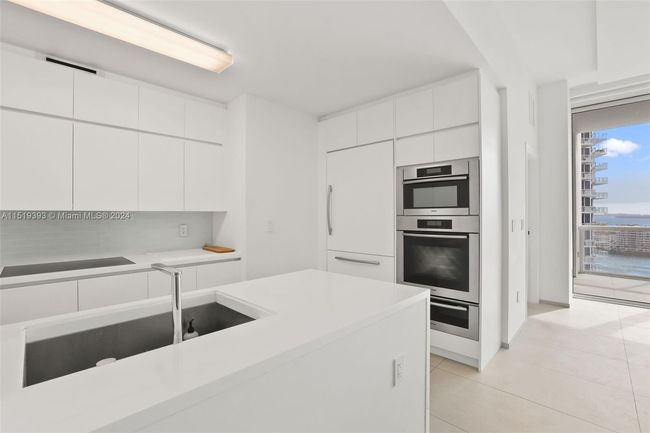 APT-2004 - 50 S Pointe Dr, Condo with 2 bedrooms, 3 bathrooms and null parking in Miami Beach FL | Image 4