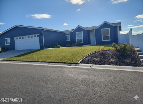 200 Bridle Way, Yakima, WA, 98901-7938 | Card Image