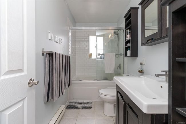 upper suite bathroom | Image 20