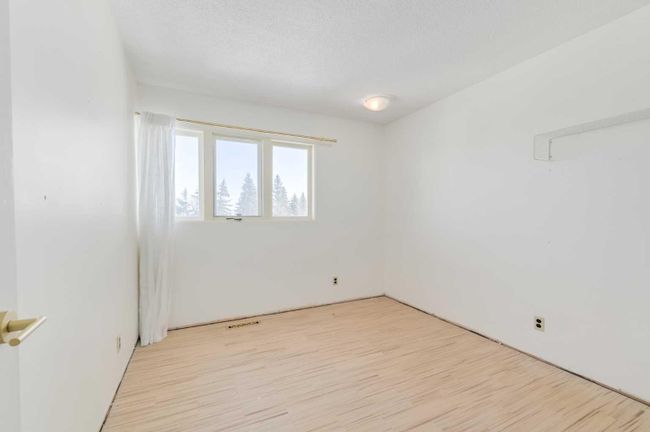 5407 Ladbrooke Drive Sw, Home with 3 bedrooms, 1 bathrooms and 6 parking in Calgary AB | Image 12