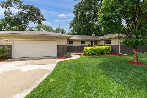 2221 3rd Street B, East Moline, IL, 61244-2411 | Card Image