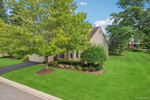 4663 Huntington Dr, Brighton, MI, 48116-6109 | Card Image