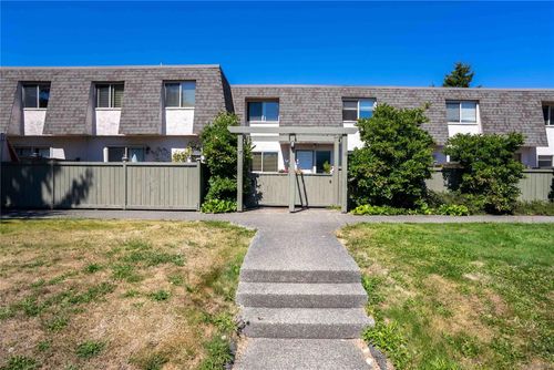 77-4061 Larchwood Dr, Saanich, BC, V8V3K4 | Card Image