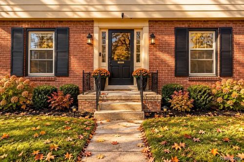 18750 Glenwood Blvd, Lathrup Village, MI, 48076-2506 | Card Image