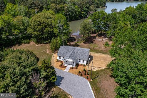 521 Taylors Beach Rd, Reedville, VA, 22539-3907 | Card Image
