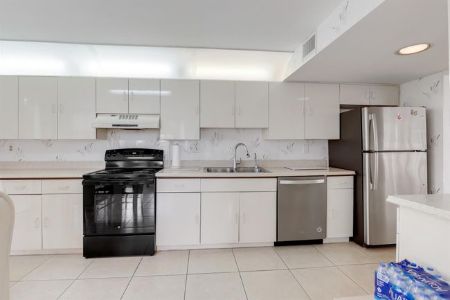 302 - 4770 Fountains Dr, Condo with 3 bedrooms, 3 bathrooms and null parking in Lake Worth FL | Image 11