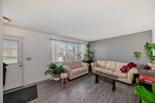 195 Pinecliff Way Ne, Home with 3 bedrooms, 2 bathrooms and 4 parking in Calgary AB | Image 4