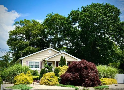 89 Rugby Dr, Shirley, NY, 11967-4311 | Card Image