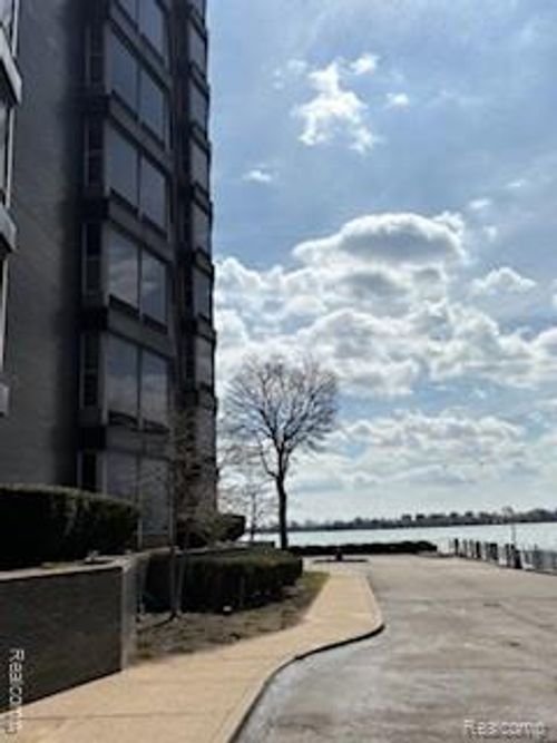 1201-8200 E Jefferson Ave, Detroit, MI, 48214-3960 | Card Image