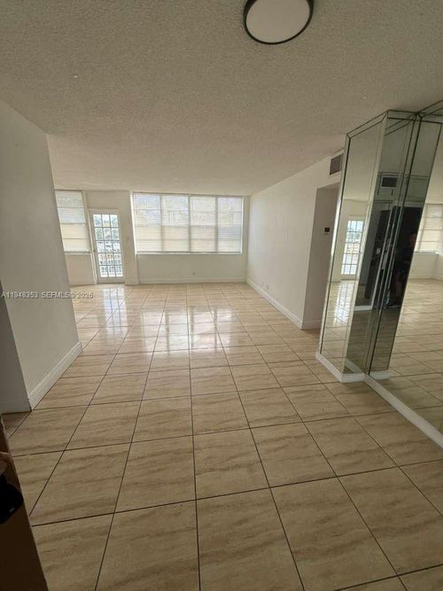 303-2025 Ne 164th St, North Miami Beach, FL, 33162 | Card Image
