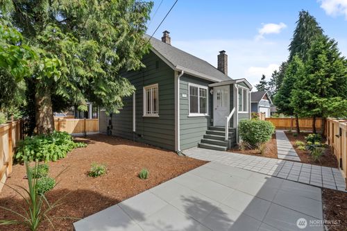 11556 17th Avenue Ne, Seattle, WA, 98125 | Card Image