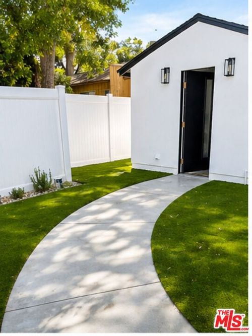 7011 Andasol Ave, Lake Balboa, CA, 91406-3539 | Card Image