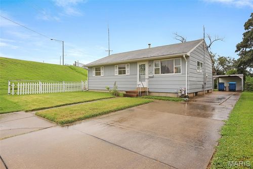 2 Briarcliff Dr, Granite City, IL, 62040-2144 | Card Image
