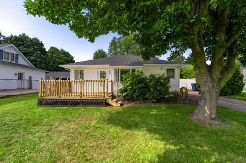 747 Chippewa St, Buchanan, MI, 49107-1120 | Card Image