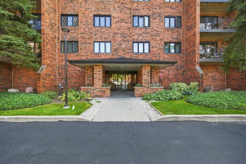 401-9357 Landings Ln, Des Plaines, IL, 60016-5224 | Card Image