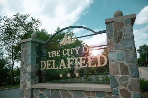 1001 Park Way, DELAFIELD, WI, 53018 | Card Image