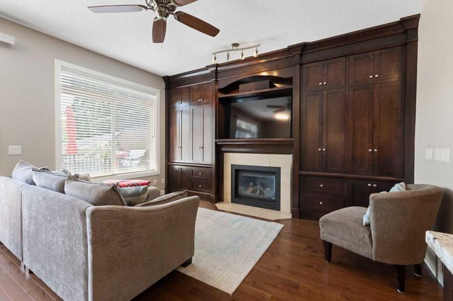 3531 3 Ave Sw, Home with 3 bedrooms, 3 bathrooms and 2 parking in Calgary AB | Image 9