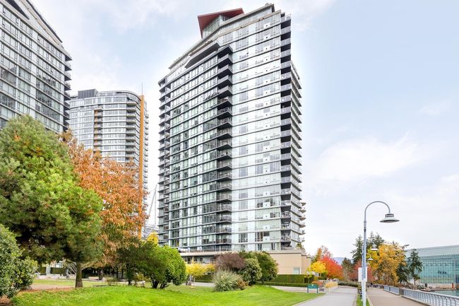2205 - 8 Smithe Mews, Condo with 2 bedrooms, 2 bathrooms and 1 parking in Vancouver BC | Image 1