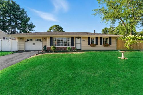 180 Patricia Dr, Bellingham, MA, 02019-1085 | Card Image