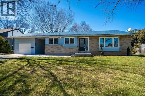 a-1 Hill Pl, Stoney Creek, ON, L8G2W3 | Card Image