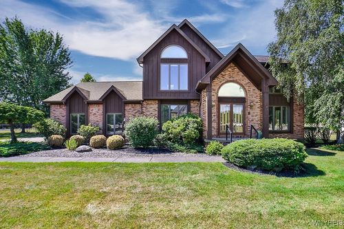40 River Oaks Dr, Grand Island, NY, 14072-1963 | Card Image