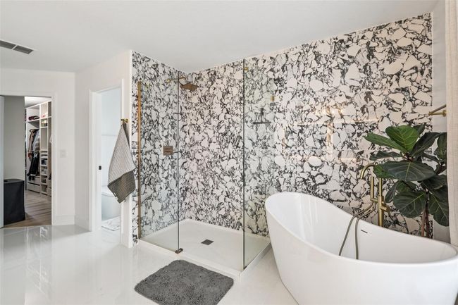 Master Suite Bathroom | Image 32