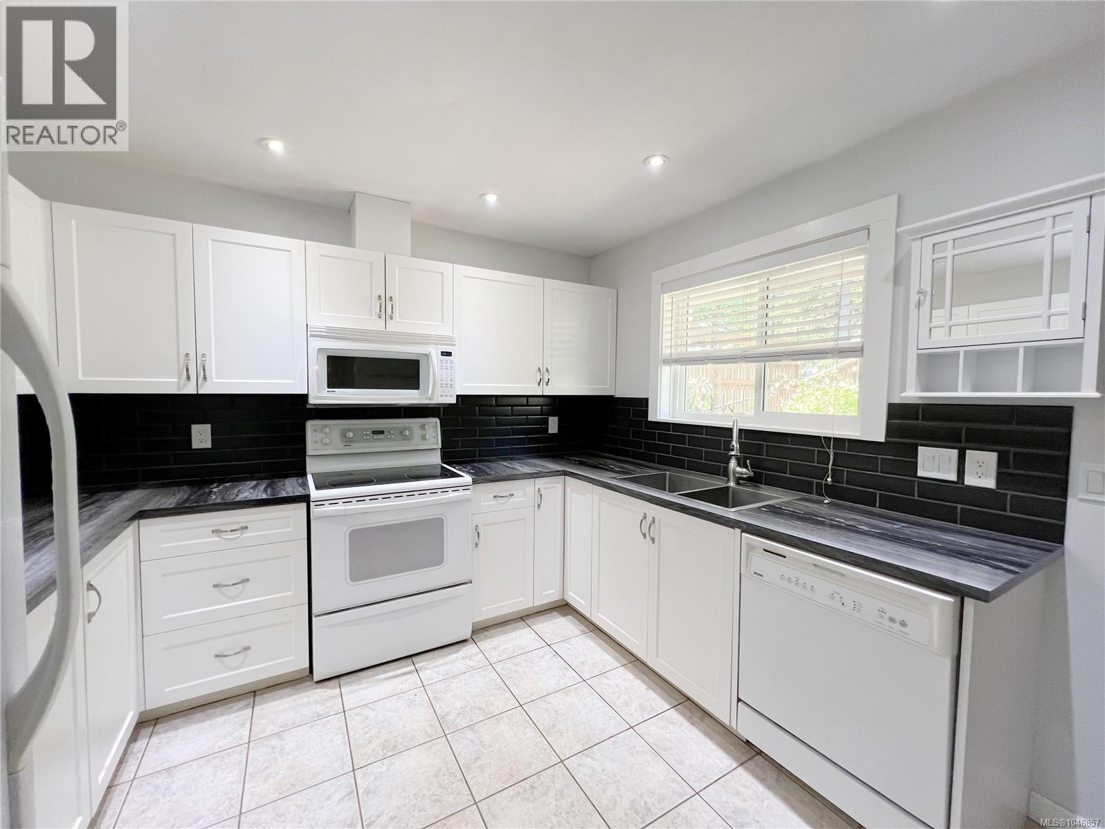 Residential in Gold River 5