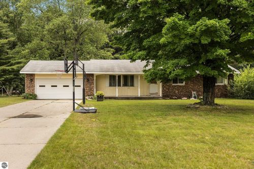8113 Cherry Ln, Cadillac, MI, 49601-9302 | Card Image