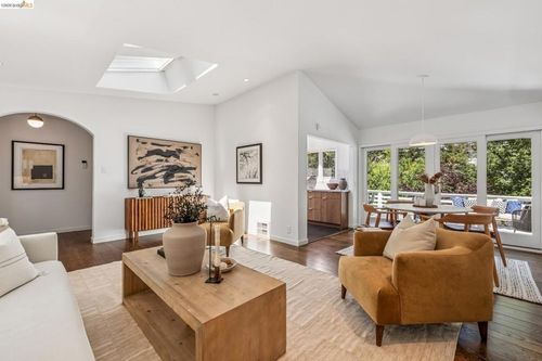 2059 Mastlands Dr, Oakland, CA, 94611-2755 | Card Image