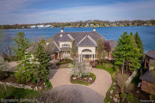 82 Chateaux Du Lac, Fenton, MI, 48430-9140 | Card Image