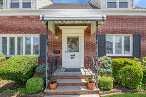 185 Emerson Pl, Valley Stream, NY, 11580-4243 | Card Image