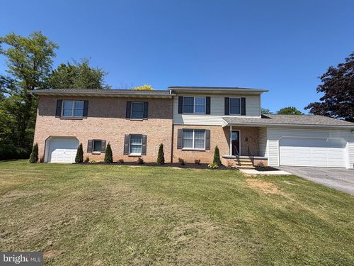 805 Antrim Ln, GREENCASTLE, PA, 17225-9543 | Card Image