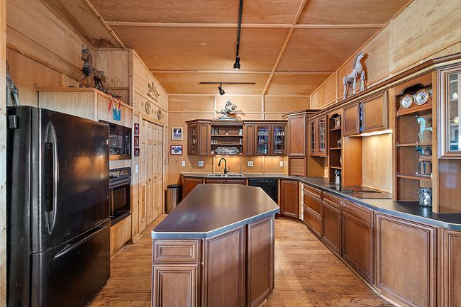 Kitchen with Island | Image 18