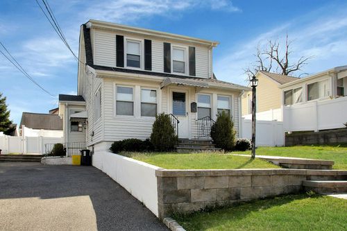 31 Riggs Pl, Locust Valley, NY, 11560-1719 | Card Image