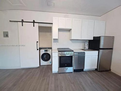 4a-2822 Pine Tree Dr, Miami Beach, FL, 33140 | Card Image