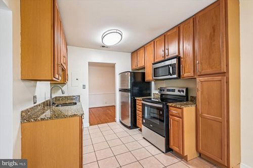 300i-300 Hilltop Ln, ANNAPOLIS, MD, 21403-1500 | Card Image