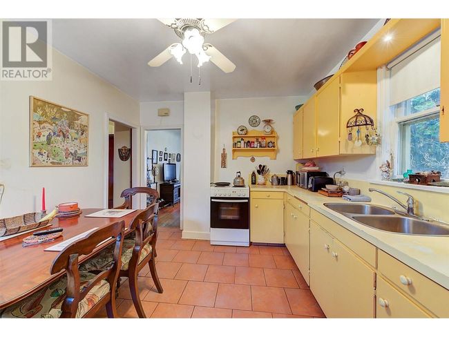 866 Dehart Ave, House other with 3 bedrooms, 1 bathrooms and 2 parking in Kelowna BC | Image 4